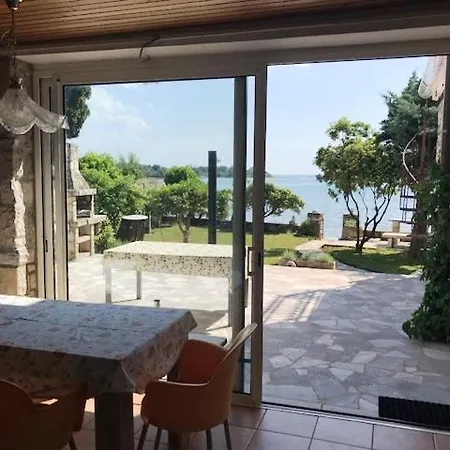 Beachfront شقة